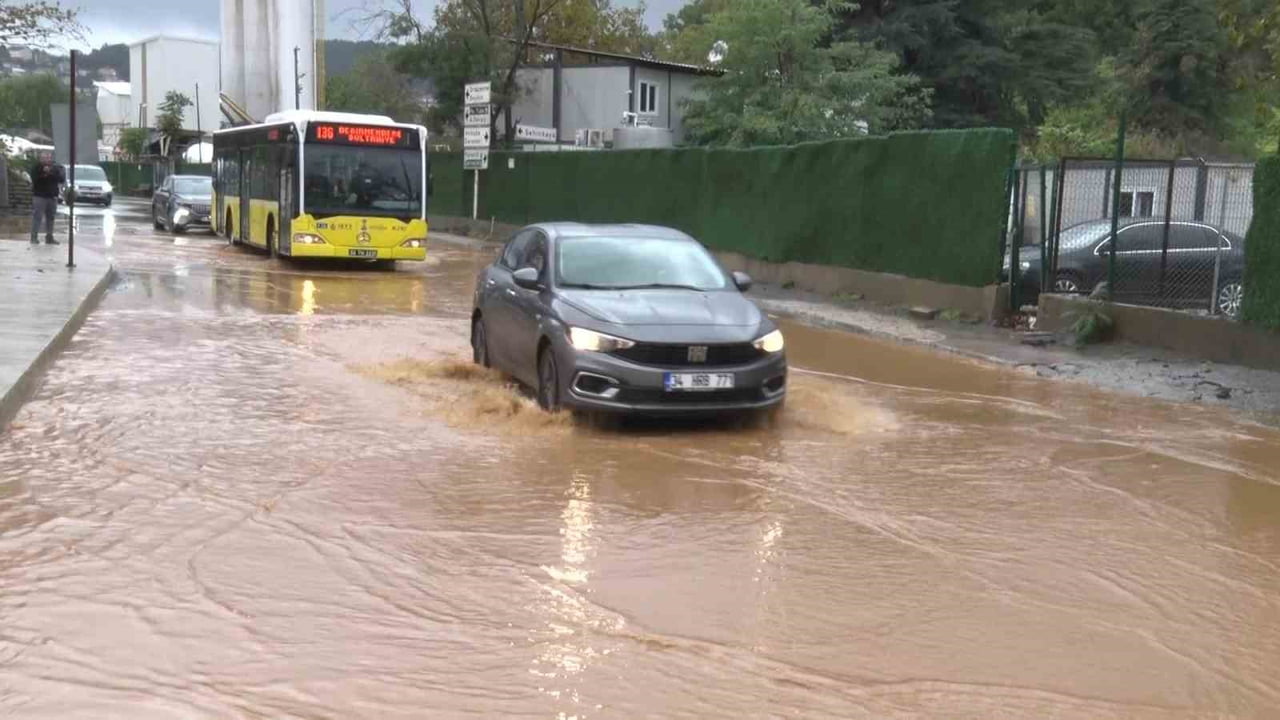 CADDELERİ ÇAMURLU SU BASARKEN, ARAÇLAR İLERLEMEKTE GÜÇLÜK ÇEKTİ