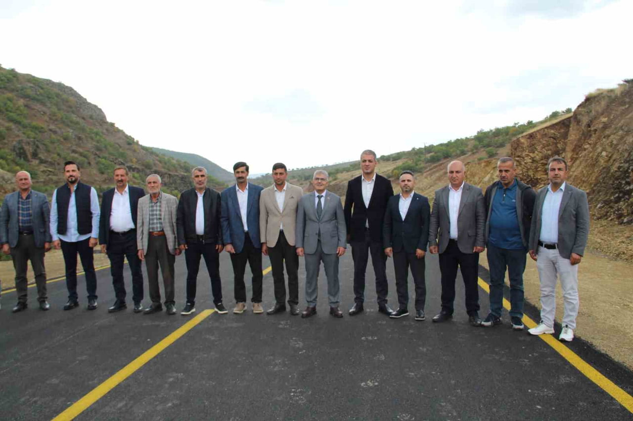 ÇALIŞMALARIN TAMAMLANMASININ ARDINDAN YOLU İNCELEYEN VALİ CAHİT ÇELİK (SAĞDAN ALTINCI), KUZEY...