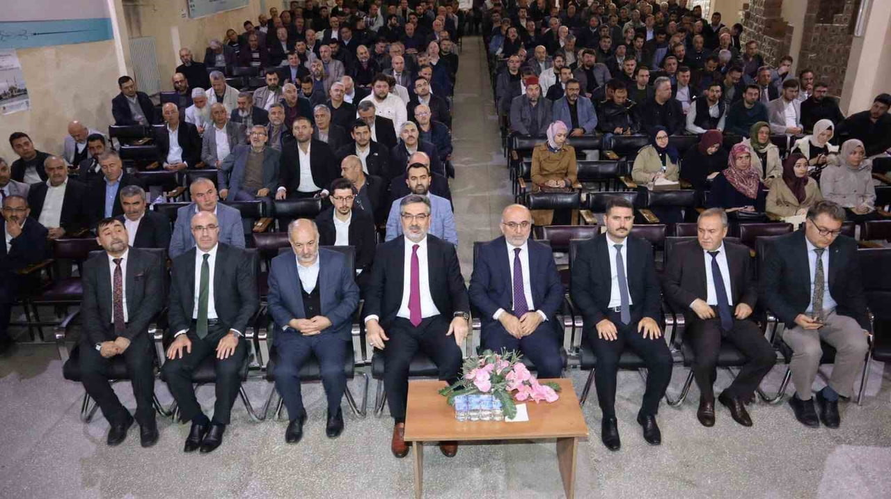 CAMİLER VE DİN GÖREVLİLERİ HAFTASI DOLAYISIYLA AFYONKARAHİSAR İL MÜFTÜLÜĞÜ KONFERANS SALONU’NDA...
