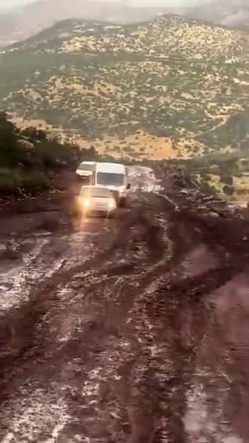 ÇAMUR NEDENİYLE ARAÇLAR İLERLEMEKTE GÜÇLÜK ÇEKTİ.