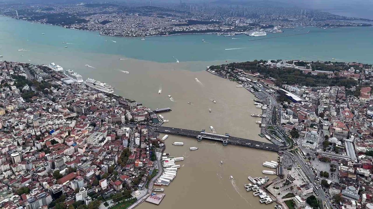 ÇAMURA BULUNAN HALİÇ BOĞAZ'A BÖYLE AKTI