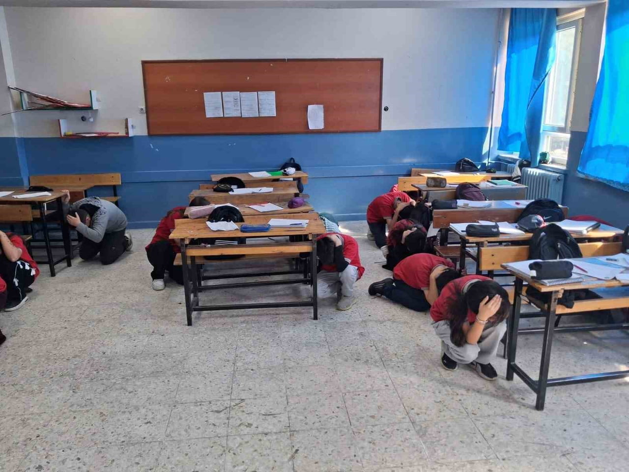 ÇANAKÇI VE TIRAZLAR HÜSEYİN GÜMÜŞLÜ ORTAOKULUNDA DÜZENLENEN DEPREM TATBİKATINDA ÖĞRENCİLER VE...