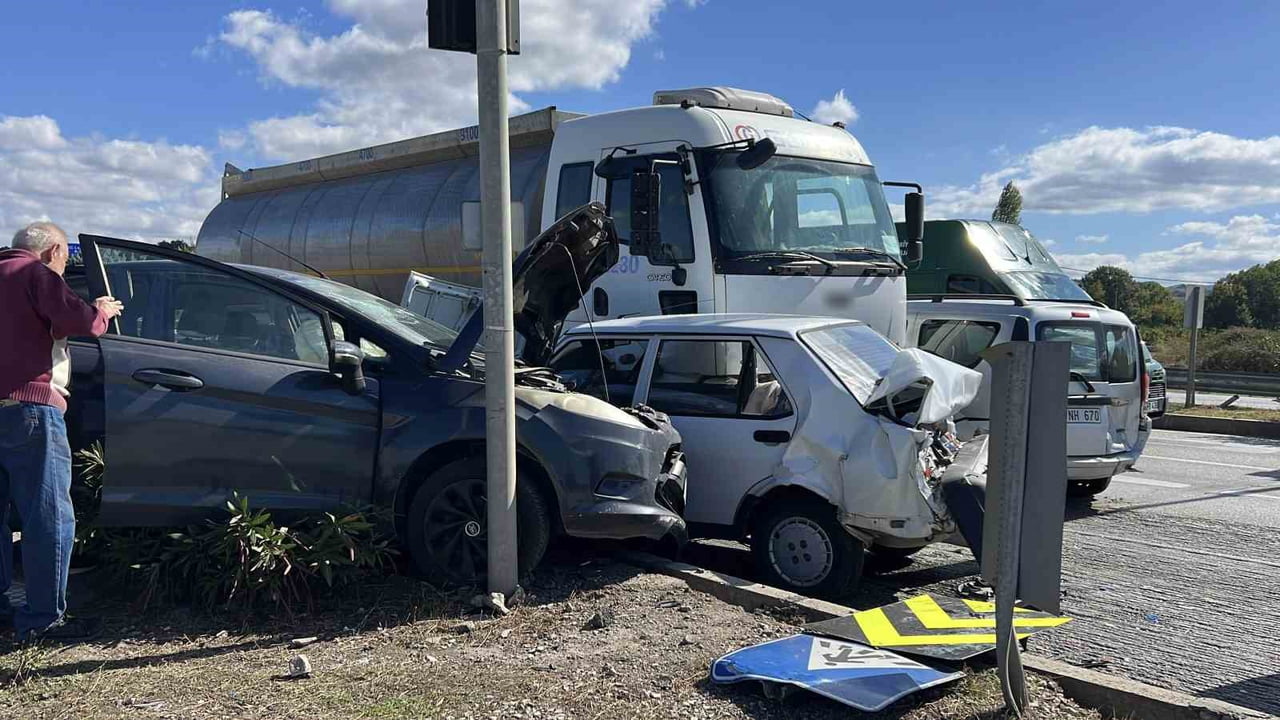 ÇANAKKALE'DE FRENİ PATLAYAN TANKER 4 OTOMOBİLE ÇARPTI, 4 KİŞİ YARALANDI.