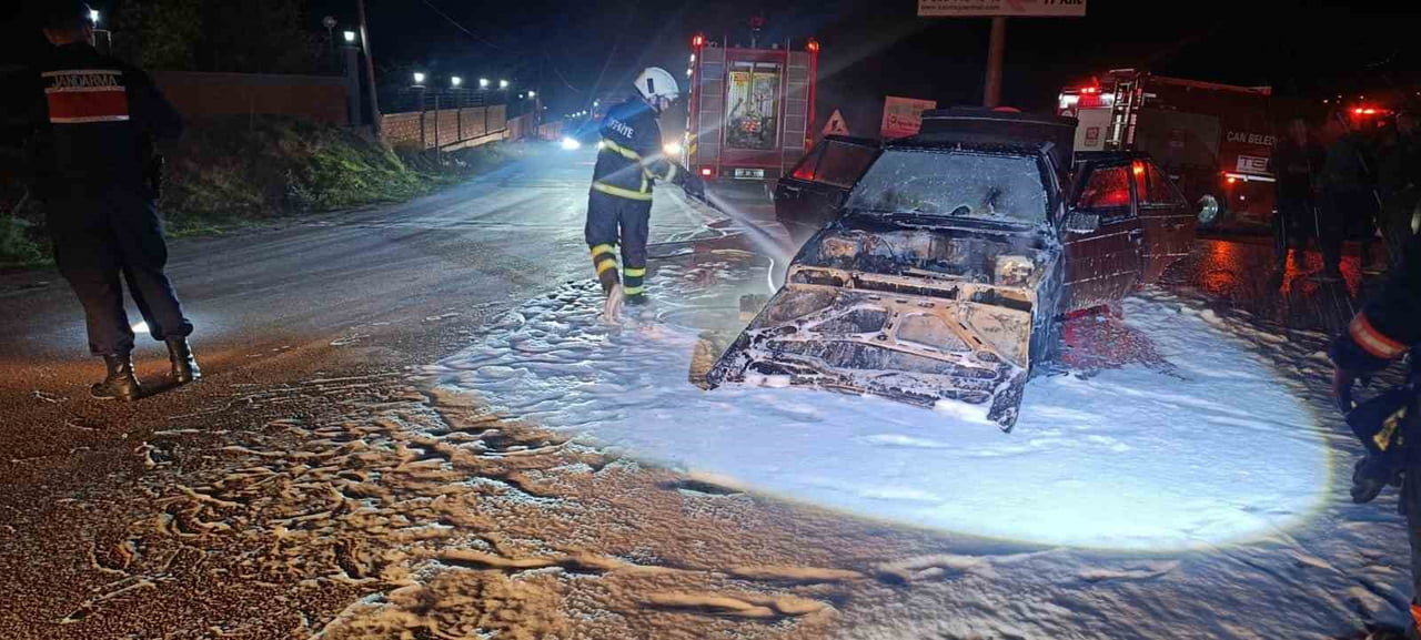 ÇANAKKALE'NİN ÇAN İLÇESİNDE SEYİR HALİNDEYKEN MOTOR KISMINDAN DUMANLAR YÜKSELEN OTOMOBİL ALEV ALEV...