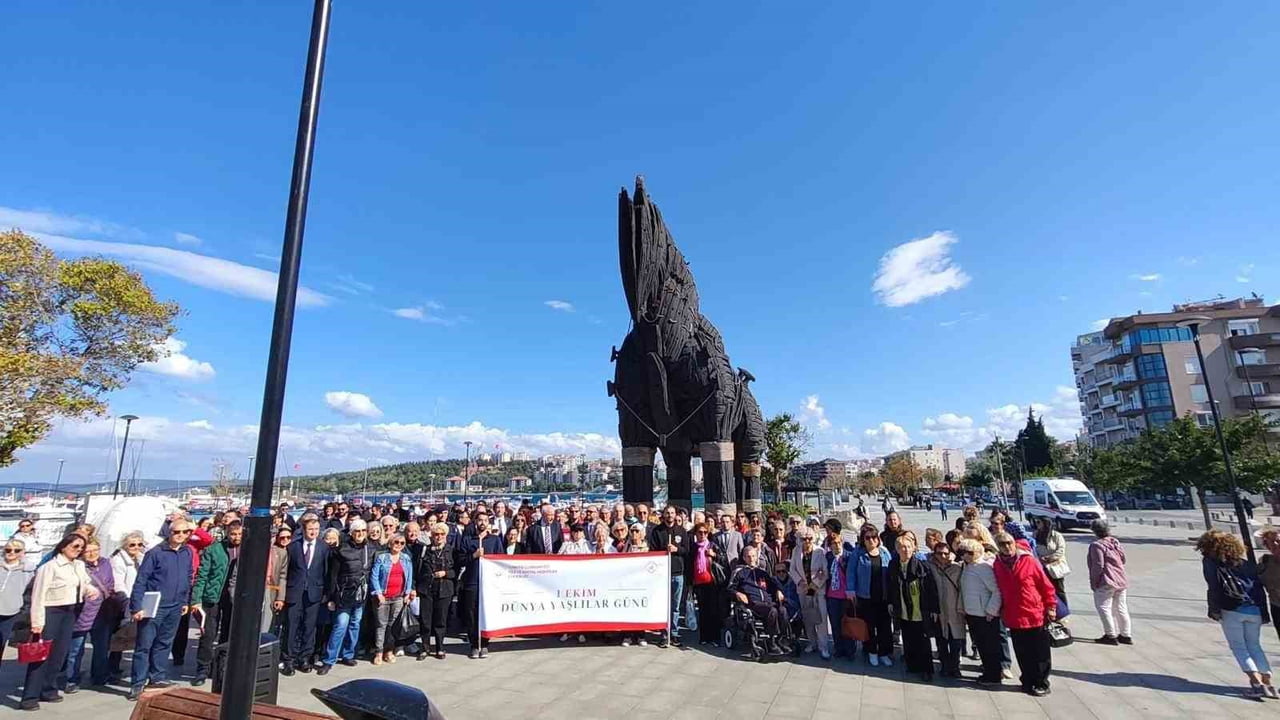 ÇANAKKALE’DE 1 EKİM DÜNYA YAŞLILAR GÜNÜ DÜZENLENEN YÜRÜYÜŞLE KUTLANDI.