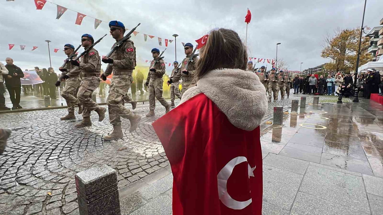 ÇANAKKALE’DE CUMHURİYETİN 103’ÜNCÜ YILDÖNÜMÜ, KORDON BOYUNDA GERÇEKLEŞTİRİLEN TÖRENLE COŞKUYLA...