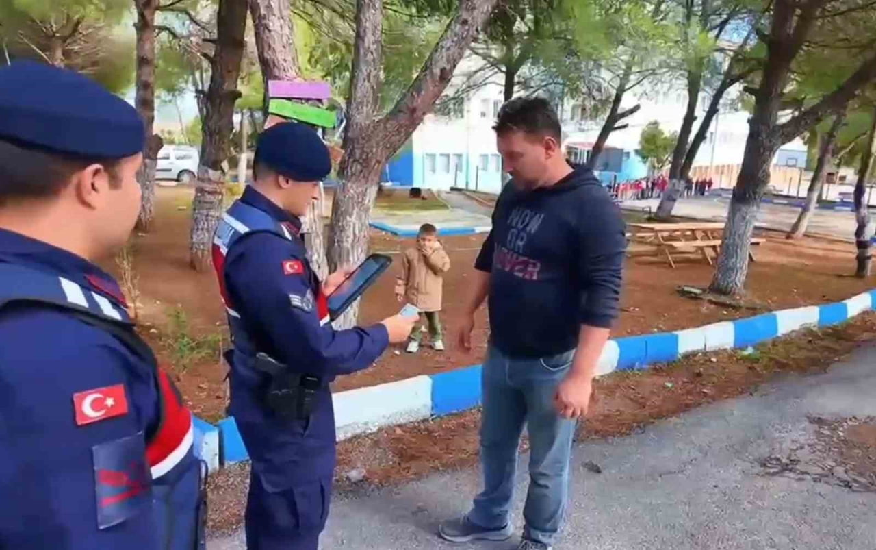 ÇANAKKALE’DE EĞİTİM VE ÖĞRETİM DÖNEMİNDE ÇOCUKLARIN GÜVENLİĞİ İÇİN JANDARMA EKİPLERİNCE OKUL...