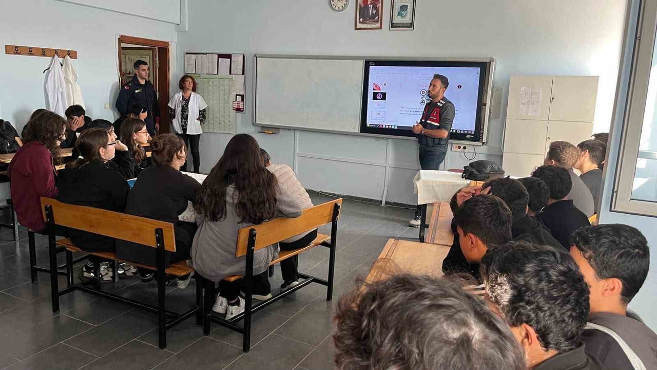 ÇANAKKALE’DE JANDARMA EKİPLERİNCE ÖĞRENCİLERİN GÜVENLİĞİ İÇİN DENETİMLER ARALIKSIZ...