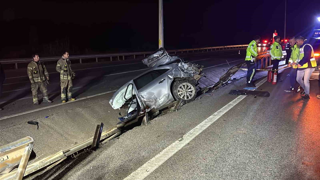 ÇANAKKALE’DE MEYDANA GELEN TRAFİK KAZASINDA OTOMOBİL PARAMPARÇA OLURKEN, İKİ GENÇ İSE HAYATINI...