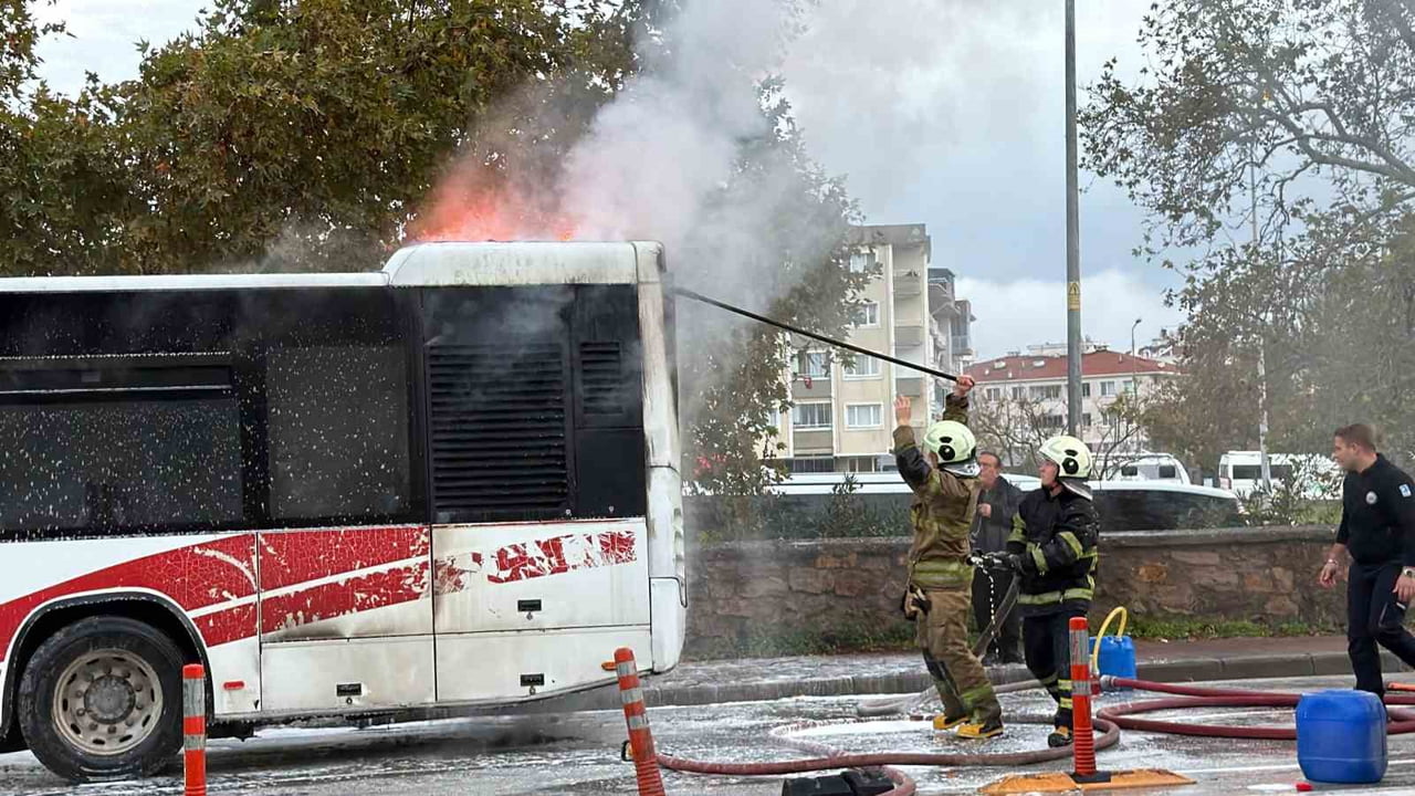 ÇANAKKALE’DE ÖZEL HALK OTOBÜSÜNDE ÇIKAN YANGIN KONTROL ALTINA ALINIRKEN OTOBÜS KULLANILMAZ HALE...