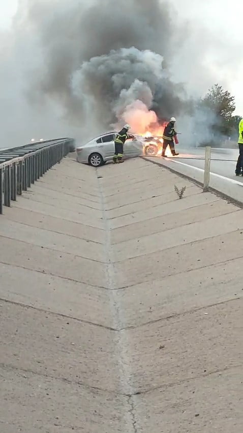 ÇANAKKALE’DE SEYİR HALİNDEKİ OTOMOBİLDEN ALEVLER YÜKSELDİ. EKİPLERİN MÜDAHALESİ ARDINDAN ALEVLER...
