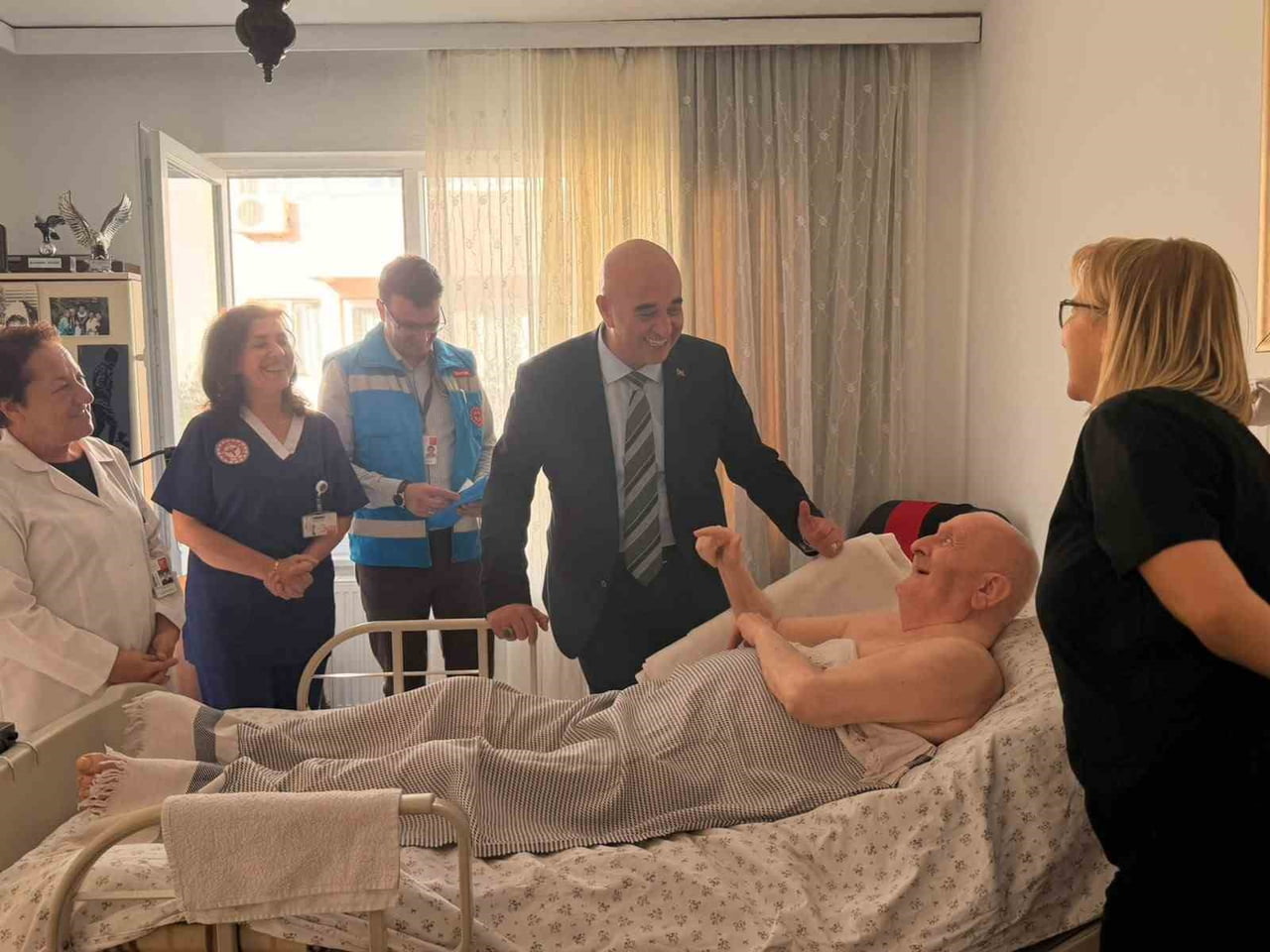 ÇANAKKALE İL SAĞLIK MÜDÜRÜ DR. HAKAN GÖRGÜLÜ DÜNYA YAŞLILAR GÜNÜ VESİLESİYLE YAŞ ALMA VE EVDE...
