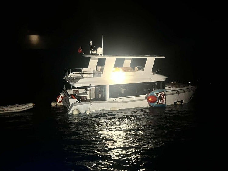 ÇANAKKALE’NİN AYVACIK İLÇESİ AÇIKLARINDA İÇİNDE 2 KİŞİNİN BULUNDUĞU SU ALARAK BATMA TEHLİKESİ...