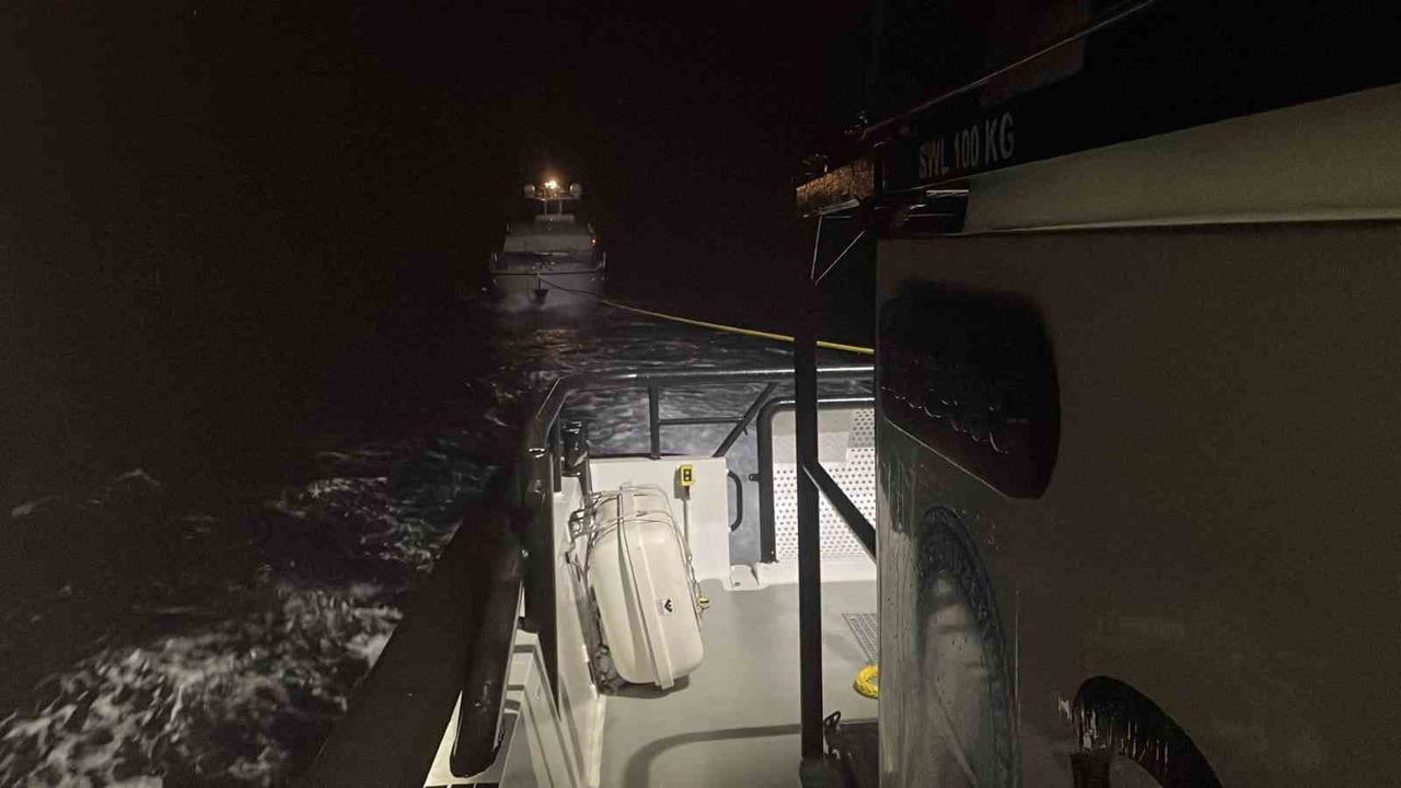 ÇANAKKALE’NİN AYVACIK İLÇESİ AÇIKLARINDA İÇİNDE 3 KİŞİNİN BULUNDUĞU MAKİNE ARIZASI YAPARAK...