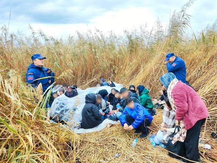 ÇANAKKALE’NİN EZİNE İLÇESİNDE SAHİL GÜVENLİK VE EMNİYET EKİPLERİ TARAFINDAN KARADA 39 KAÇAK GÖÇMEN...