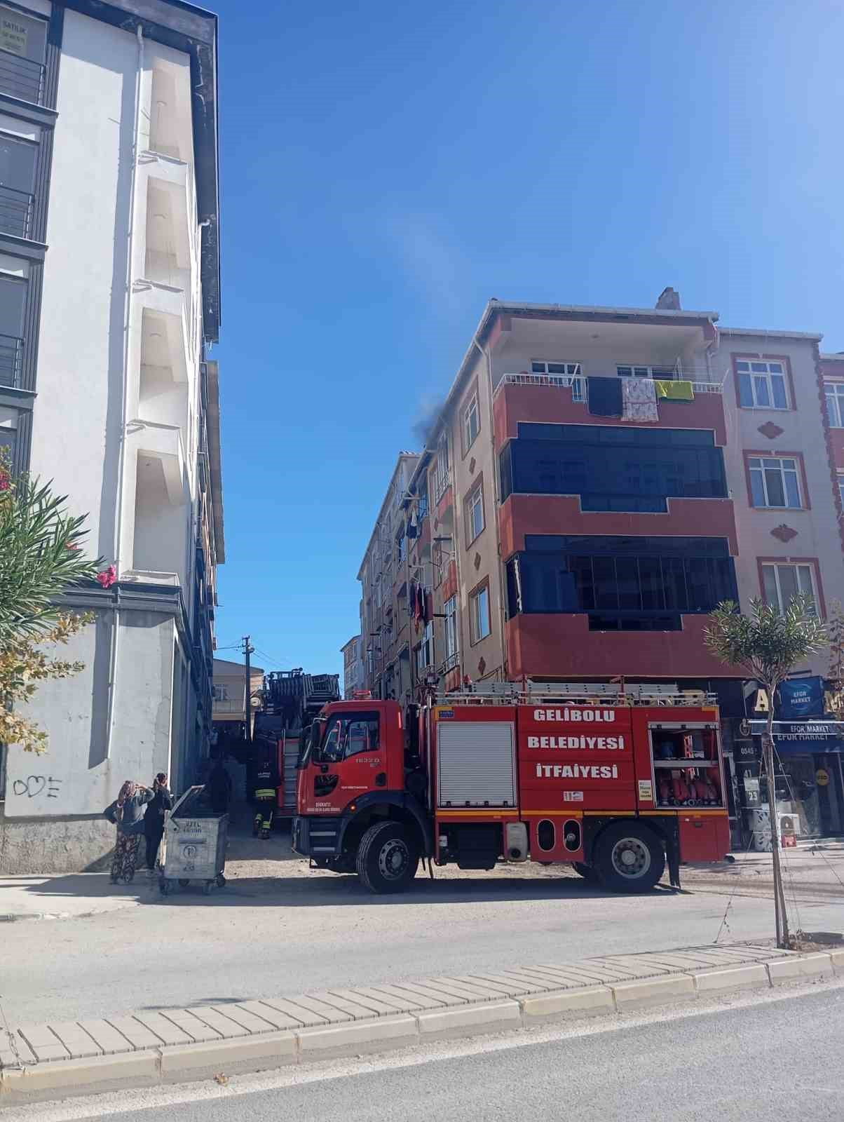 ÇANAKKALE’NİN GELİBOLU İLÇESİNDE BİR APARTMANIN 4’ÜNCÜ KATINDA ÇIKAN YANGIN EKİPLERİN...