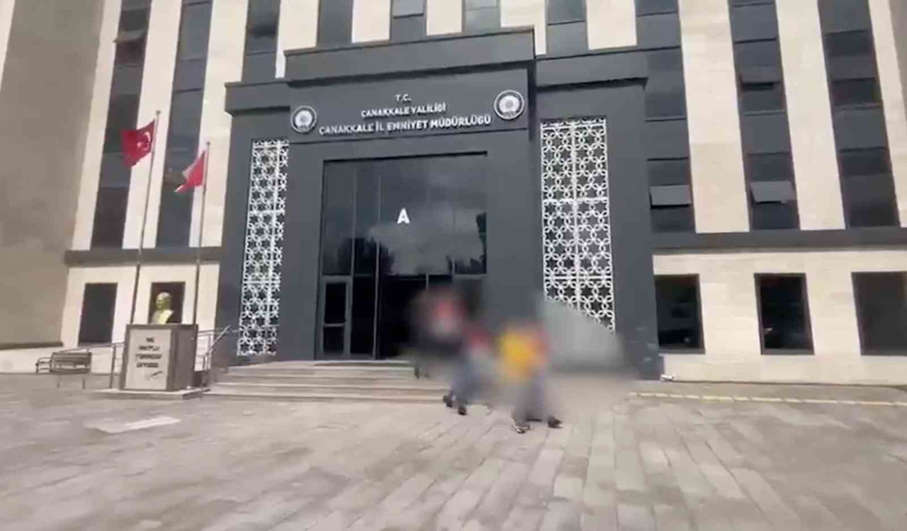 ÇANAKKALE’NİN GELİBOLU İLÇESİNDE KENDİSİNİ EMNİYET GÖREVLİSİ OLARAK TANITARAK MEYDANA VATANDAŞLARI...