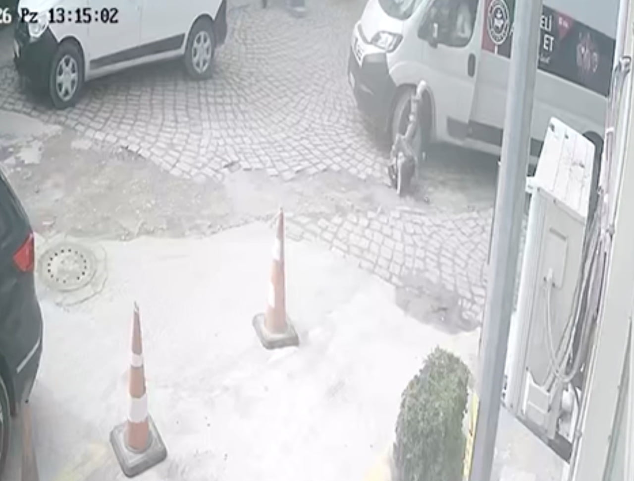 ÇANAKKALE’NİN GELİBOLU İLÇESİNDE MİNİBÜS YOLDA YÜRÜYEN YAYA ÇARPTI. O ANLAR BİR GÜVENLİK...