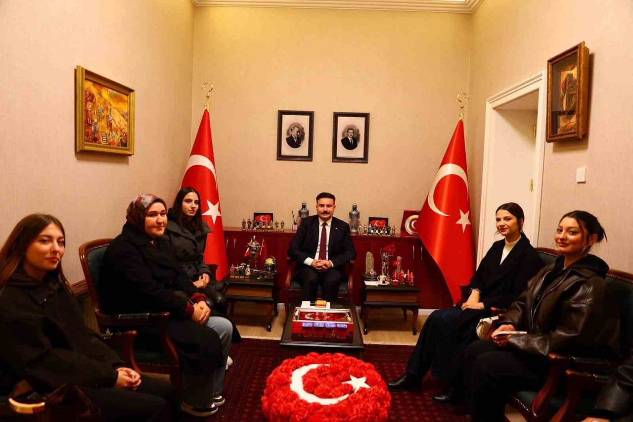 ÇANAKKALE’NİN GÖKÇEADA İLÇESİNDE KAYMAKAMLIK MAKAMINDA DÜZENLENEN HALK GÜNÜ YOĞUN İLGİ...