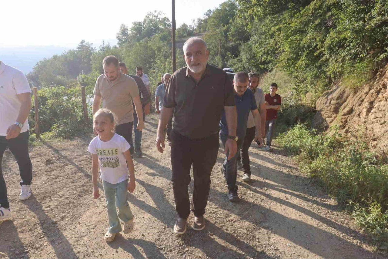CANİK BELEDİYE BAŞKANI İBRAHİM SANDIKÇI, GECEHAN MAHALLESİ’NDE 8 YAŞINDAKİ AYSİMA KARAASLAN’IN YOL...