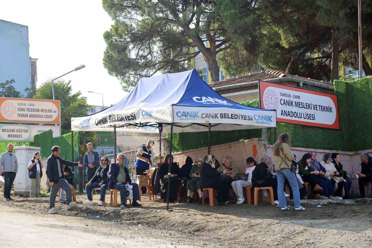 CANİK BELEDİYESİ, 2026-KPSS ORTAÖĞRETİM ADAYLARI VE AİLELERİ SINAV MERKEZLERİNDE KARŞILAYARAK...