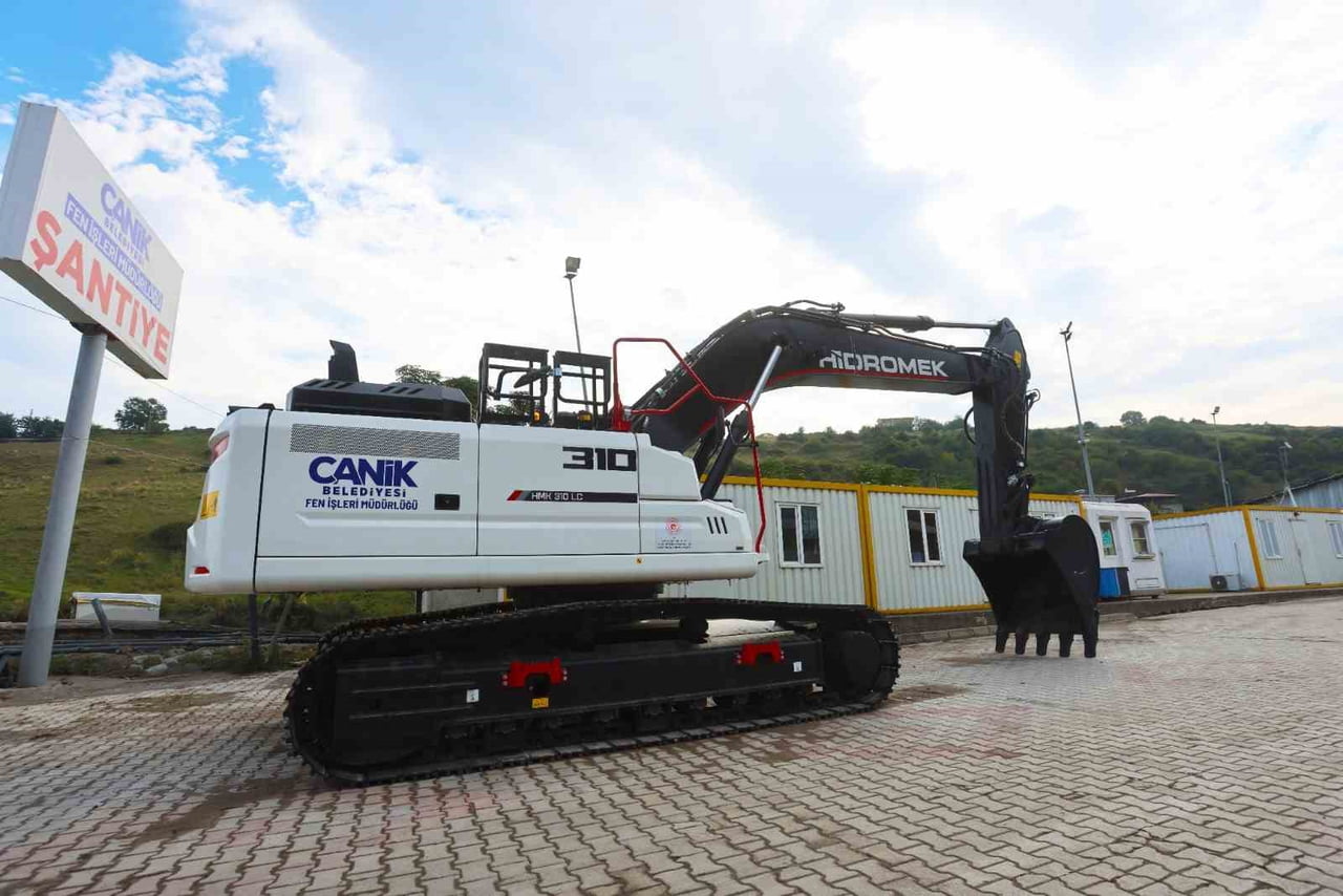 CANİK BELEDİYESİ ARAÇ FİLOSUNA YENİ EKSKAVATÖR KATTI