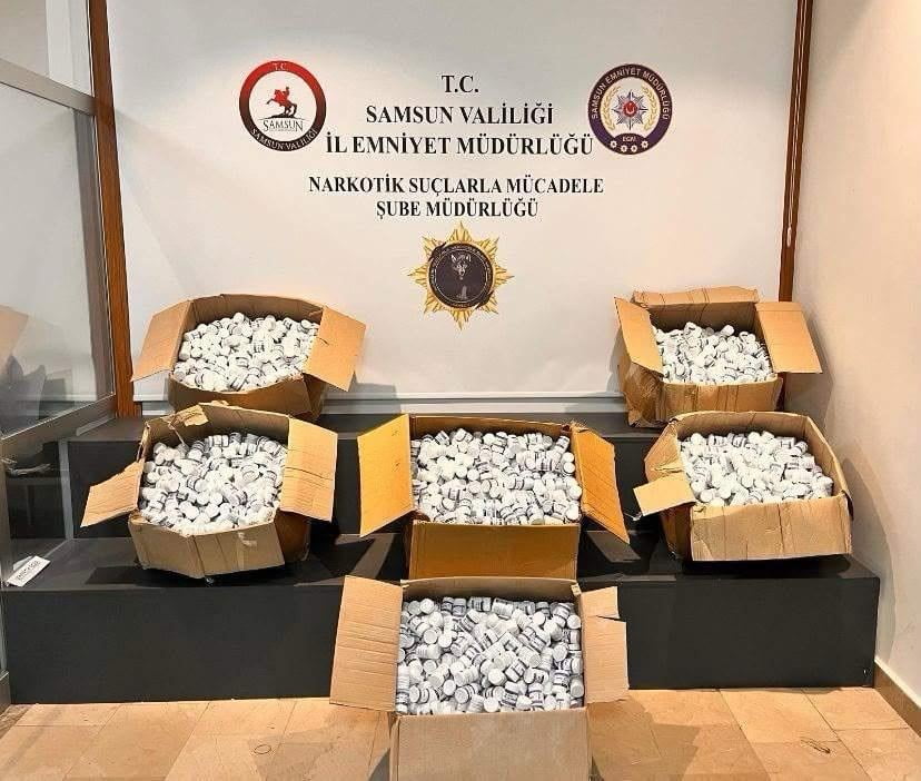 CANİK İLÇESİNDE BİR EVE DÜZENLENEN OPERASYONDA 273 BİN 300 ADET UYUŞTURUCU HAP ELE...