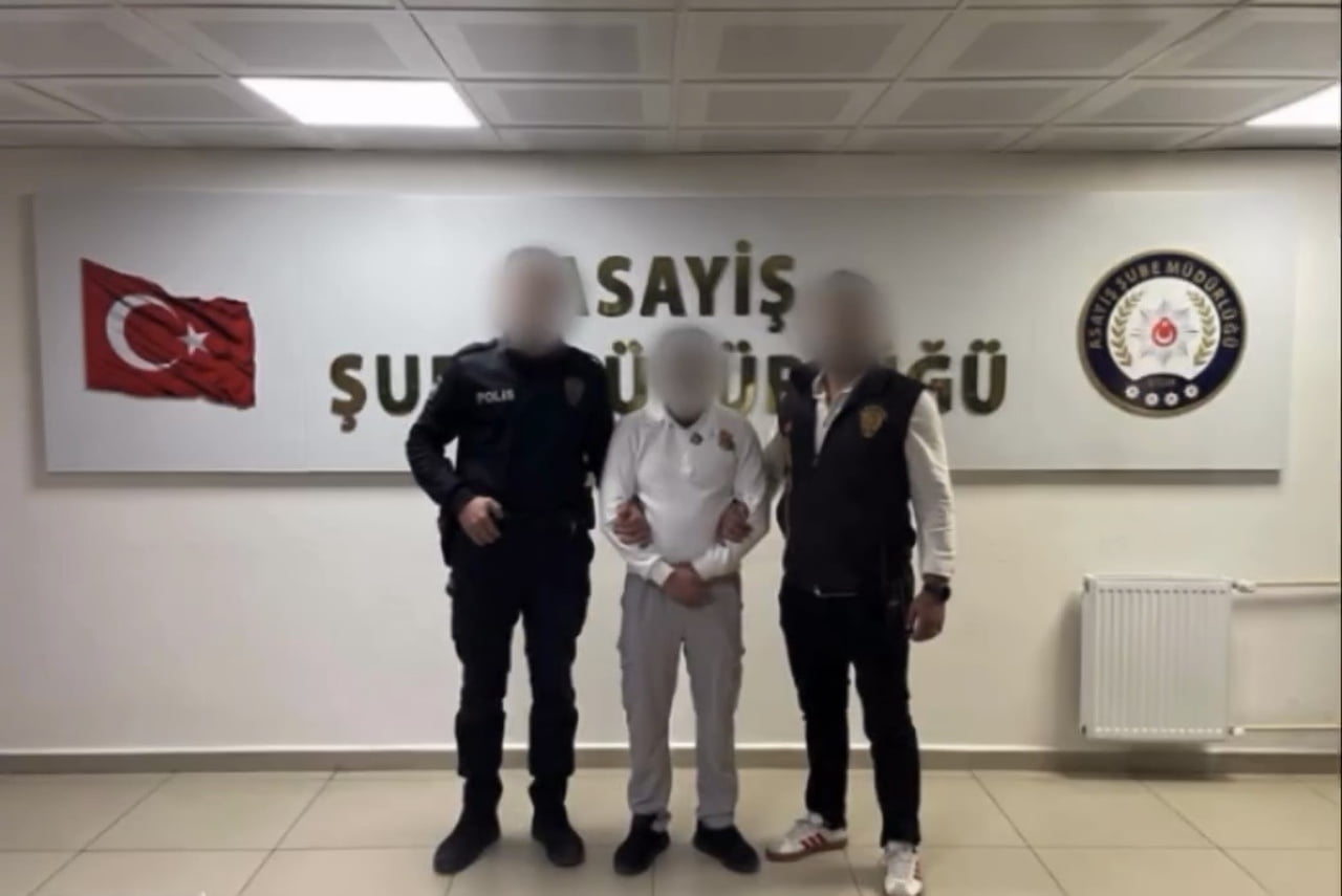 ÇANKIRI'DA 98 YIL 3 AY 15 GÜN HAPİS CEZASI İLE ARANAN ŞAHIS POLİS EKİPLERİNCE YAKALANDI.
