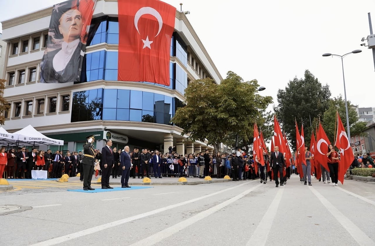 ÇANKIRI’DA CUMHURİYET BAYRAMI DÜZENLENEN TÖRENLERLE KUTLANDI.