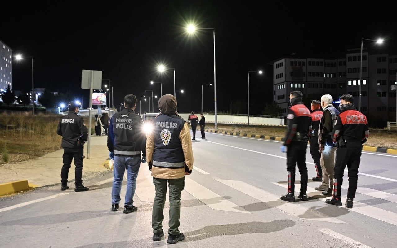 ÇANKIRI’DA POLİS EKİPLERİ, KYK ÖĞRENCİ YURTLARININ BULUNDUĞU BÖLGELERDE GÜVENLİK UYGULAMASI...