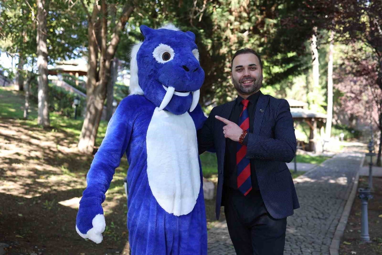 ÇANKIRI’DA YAŞAYAN BURAK DUMLUPINAR, KENTİN SİMGESİ OLAN KILIÇ DİŞLİ KAPLAN KOSTÜMÜYLE 3 SENEDİR...