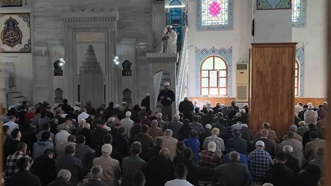 ÇANKIRI’DA YAŞAYAN İŞİTME ENGELLİ VATANDAŞLAR, CUMA NAMAZI HUTBESİNDEKİ İŞARET DİLİ UYGULAMASI...