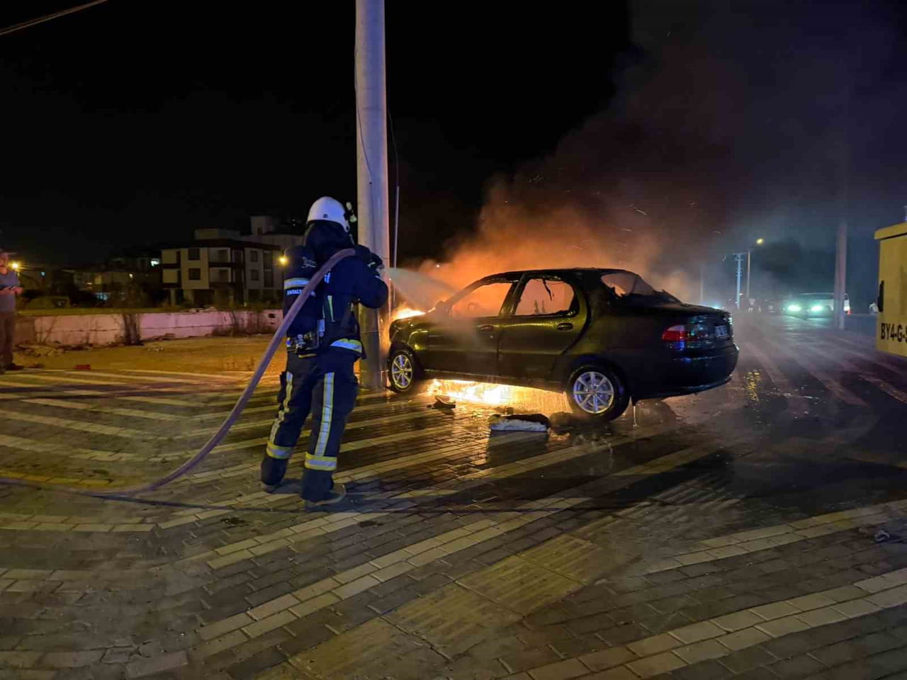 ÇARPIŞMANIN ARDINDAN ELEKTRİK PANOSUNUN YER ALDIĞI DİREĞE ÇARPAN OTOMOBİL ALEV ALARAK TAMAMEN...