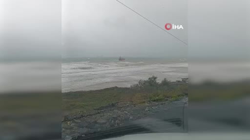 Çatalca’da fırtına nedeniyle sürüklenen gemi karaya oturdu