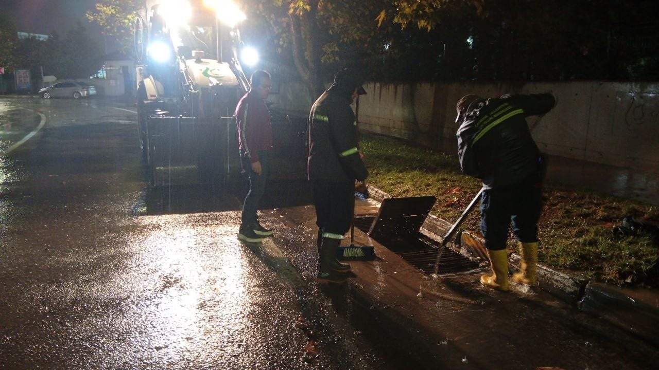 ÇAYIROVA BELEDİYESİ FEN İŞLERİ MÜDÜRLÜĞÜ EKİPLERİ, İLÇEDE ETKİLİ OLAN YOĞUN YAĞIŞIN YOL...
