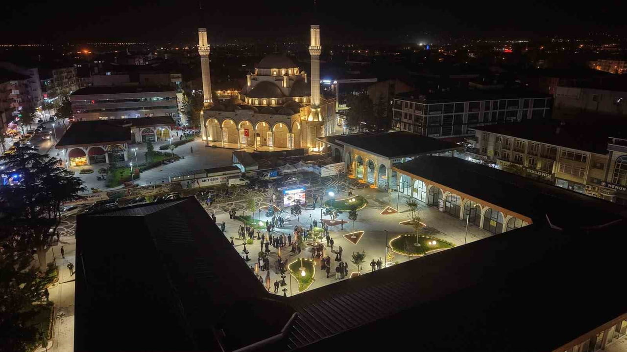 CEDİDİYE KENT MEYDANI 2. ETAP PROJESİ KAPSAMINDA YAPIMI TAMAMLANMA AŞAMASINA GELEN 51 ÇARŞI...