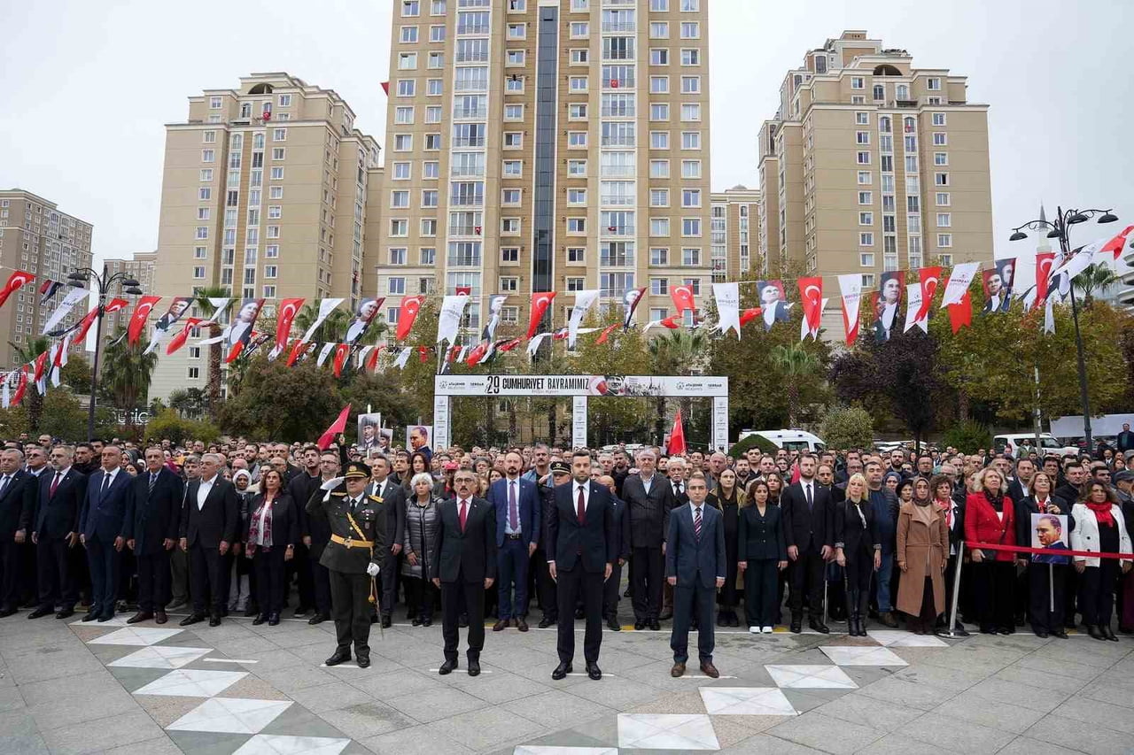 ÇELENK SUNMA TÖRENİ, CUMHURİYET MEYDANI’NDA GERÇEKLEŞTİRİLDİ.