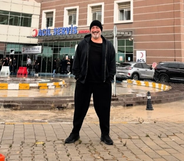 CEM YILMAZ, HASTANE ÖNÜNDE ÇEKTİRDİĞİ FOTOĞRAFI SOSYAL MEDYA HESABINDAN PAYLAŞTI