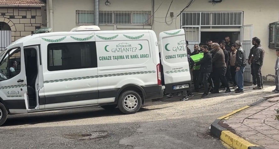 CENAZE, İŞLEMLERİN ARDINDAN DEFNEDİLMEK ÜZERE YAKINLARINA TESLİM EDİLDİ.