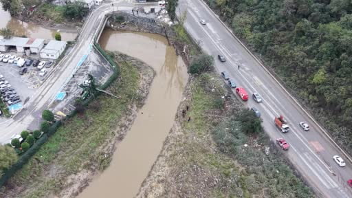 Cendere Deresi’nden otomobil çıkarıldı: O anlar böyle görüntülendi