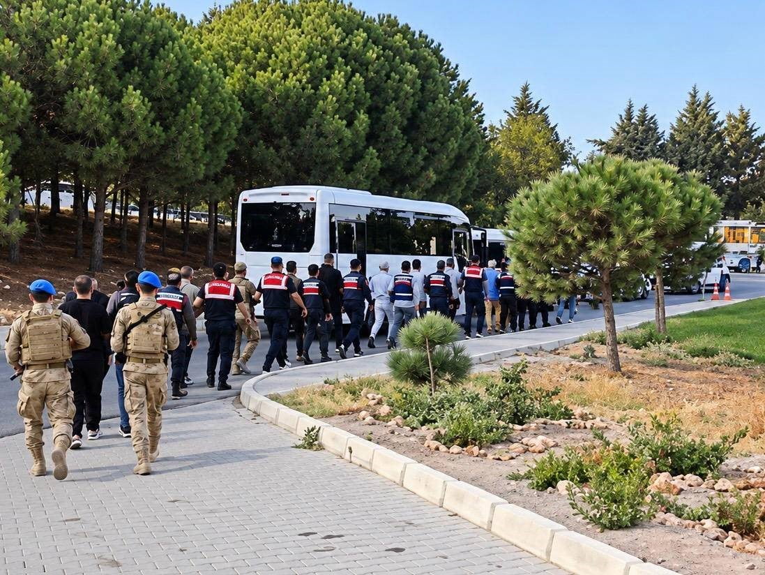ÇEŞME BELEDİYESİNDE RÜŞVET, İRTİKAP VE EVRAKTA SAHTECİLİK İDDİALARINA YÖNELİK DÜZENLENEN...