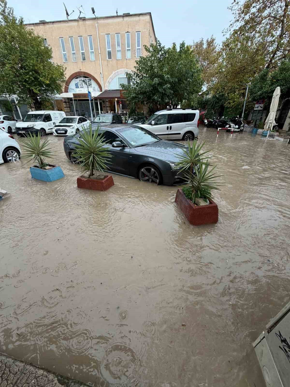 ÇEŞME İLÇESİNDE ÖĞLE SAATLERİNDE ETKİLİ OLAN ŞİDDETLİ YAĞIŞ NEDENİYLE CADDE VE SOKAKLAR SU ALTINDA...