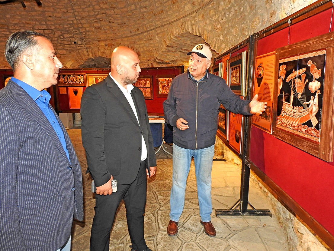 ÇEŞME MÜZE MÜDÜR VEKİLİ ŞEREF YUMRUK (SOLDA) VE İZMİR KÜLTÜR VE TURİZM İL MÜDÜR YARDIMCISI...