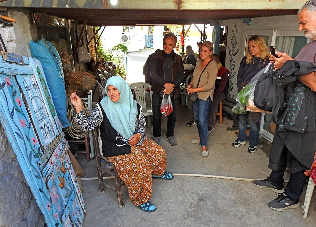 ÇEŞME’NİN GERMİYAN MAHALLESİ’NDE EVLERİN DUVARLARINA YAPTIĞI RESİMLERLE MAHALLENİN ÇEHRESİNİ...