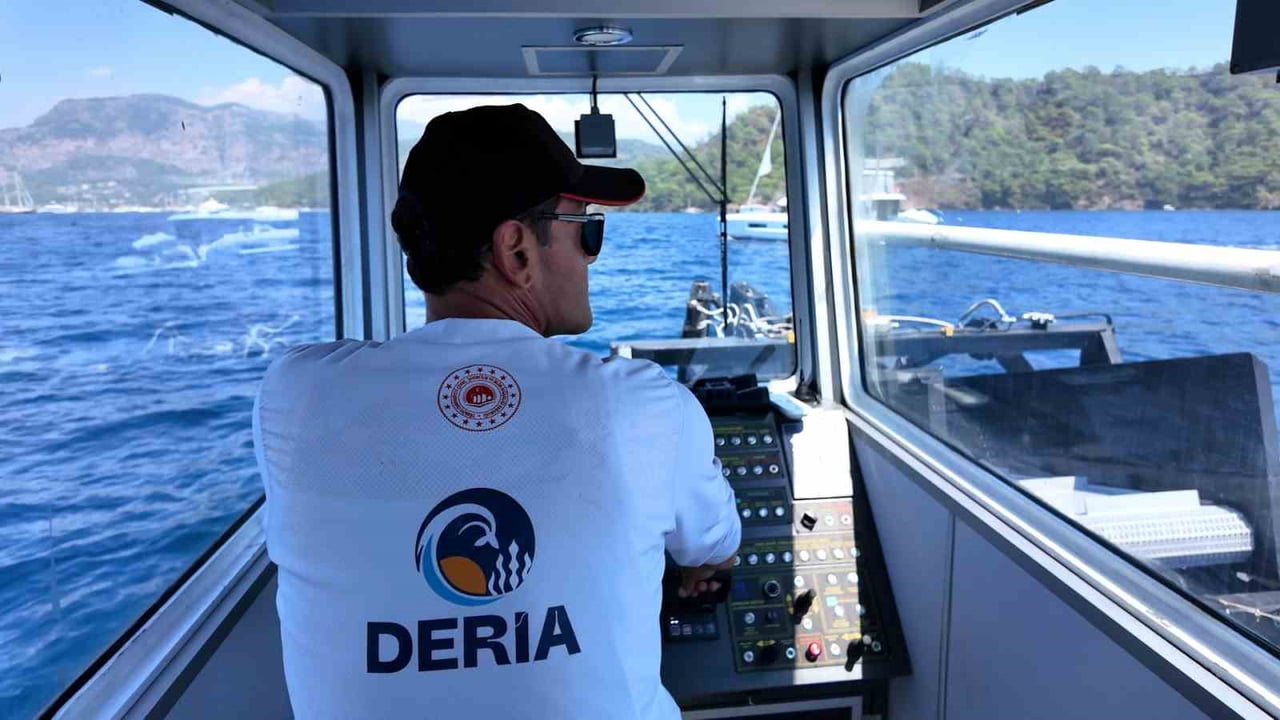 ÇEVRE, ŞEHİRCİLİK VE İKLİM DEĞİŞİKLİĞİ BAKANI MURAT KURUM, "DENİZ SÜPÜRGELERİ YÜZEYİ TEMİZLİYOR...