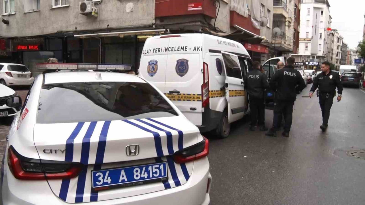 ÇEVREDEKİLERİN İHBARI ÜZERİNE OLAY YERİNE POLİS VE SAĞLIK EKİPLERİ SEVK EDİLDİ.