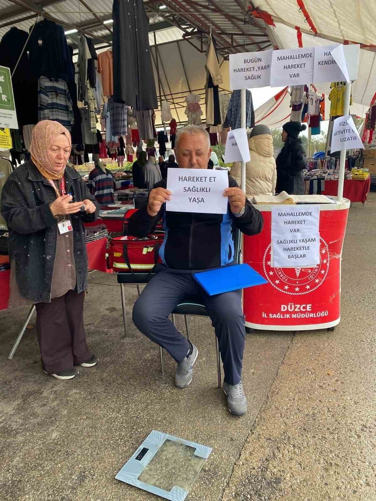 ÇİLİMLİ’DE “MAHALLEMDE HAREKET VAR” PROJESİ KAPSAMINDA PAZARYERİNDE STANT AÇILDI. VATANDAŞLARIN EL...