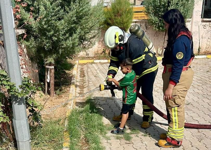 CİZRE'DE İTFAİYE HAFTASI ETKİNLİKLERİ KAPSAMINDA NERGİS ANAOKULU’NU ZİYARET EDEN CİZRE BELEDİYESİ...