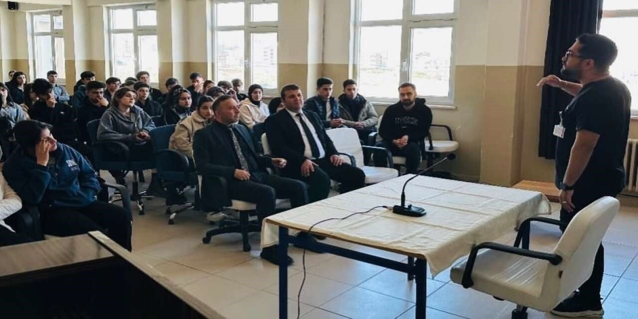 CİZRE’DE LİSE ÖĞRENCİLERİNE YÖNELİK DÜZENLENEN EĞİTİMDE, AĞIZ VE DİŞ SAĞLIĞININ KORUNMASI İLE...