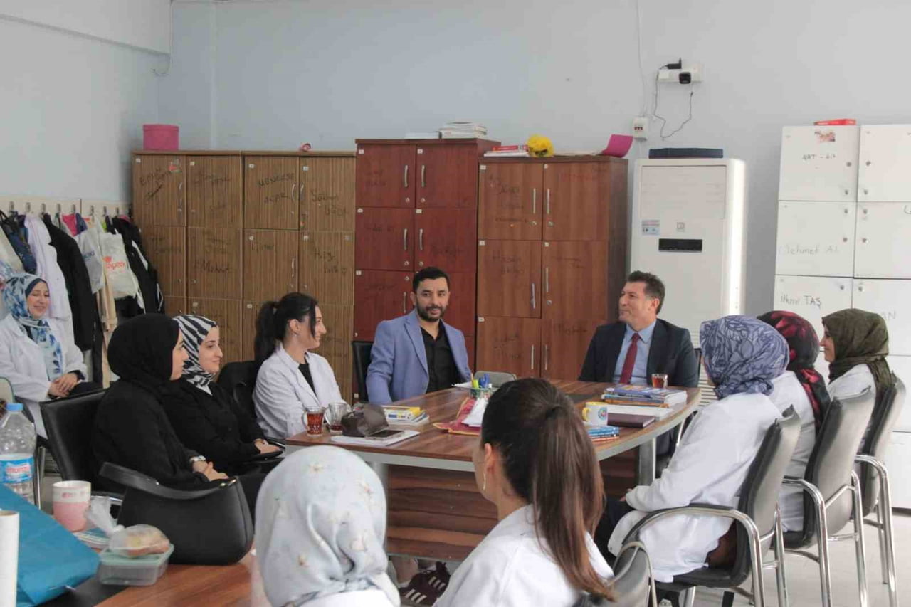 CİZRE İLÇE MİLLİ EĞİTİM MÜDÜRÜ ŞAHAN İKE, METİN BOSTANCIOĞLU İLKOKULU VE MENDERES ORTAOKULUNU...